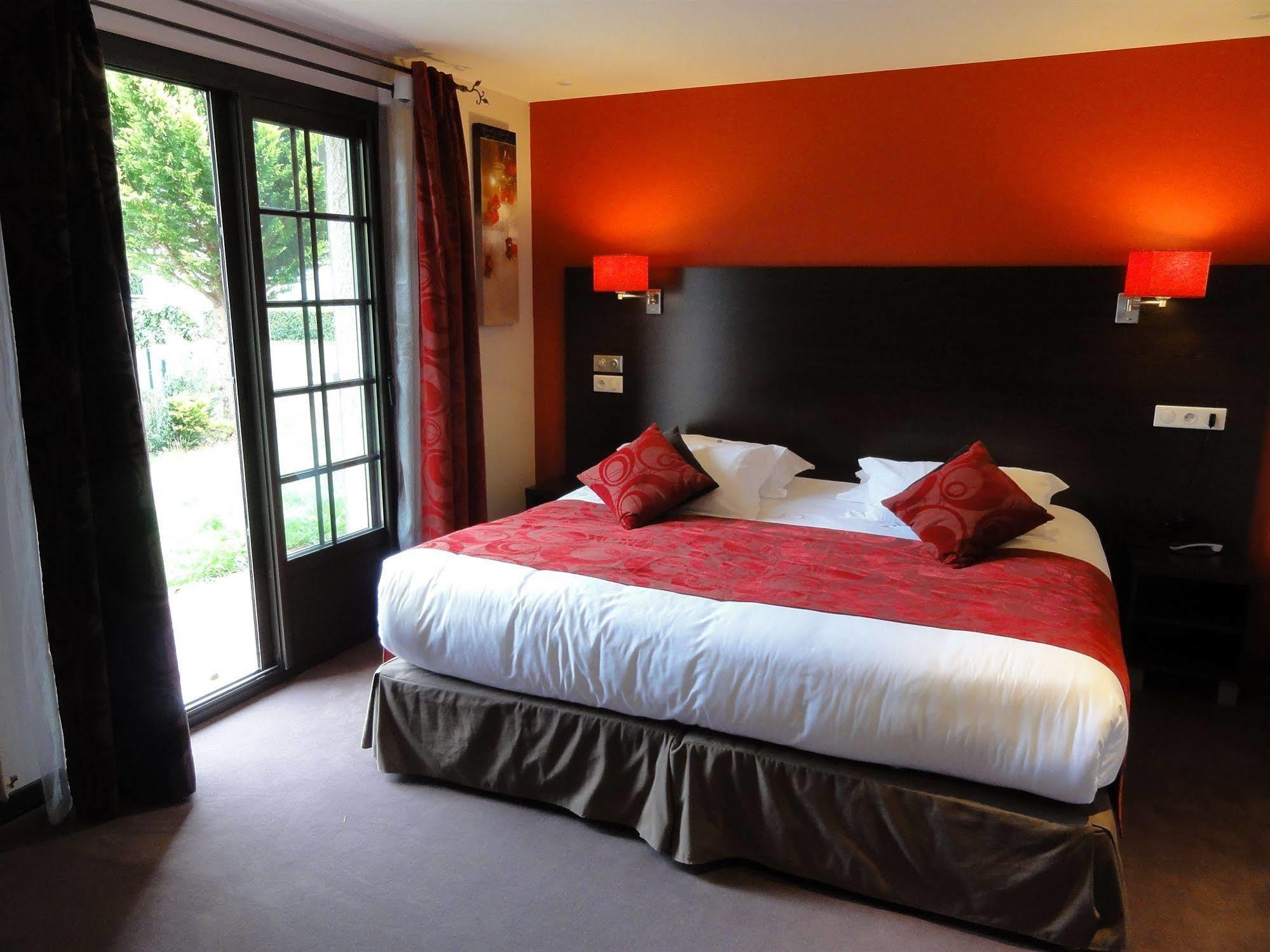 Hotel Restaurant Les Coquelicots, The Originals Relais Saint-Pardoux-l'Ortigier Ruang foto